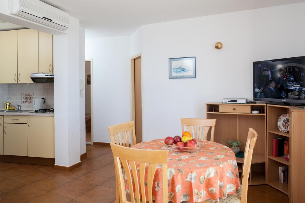 Apartments Waterfront Ivan ポドゥゴラ 部屋 写真